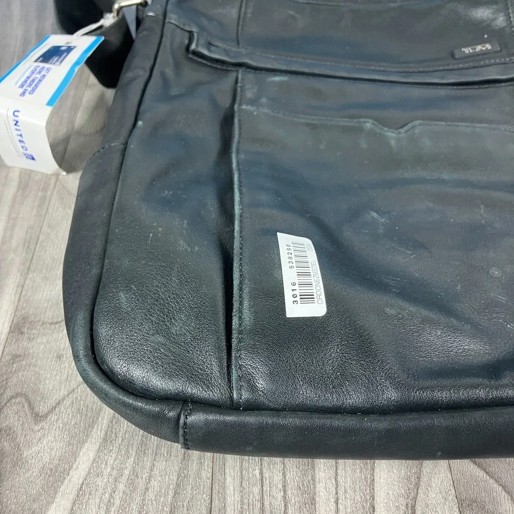 TUMI 60101D Black Leather Unisex Crossbody Messenger Bag‎